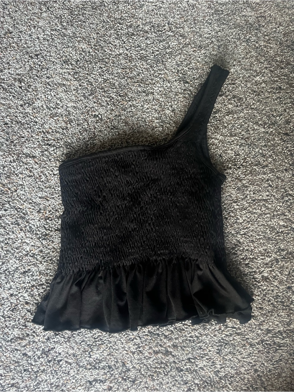 gaze Black One-Shoulder Smocked Ruffle Hem Camisole